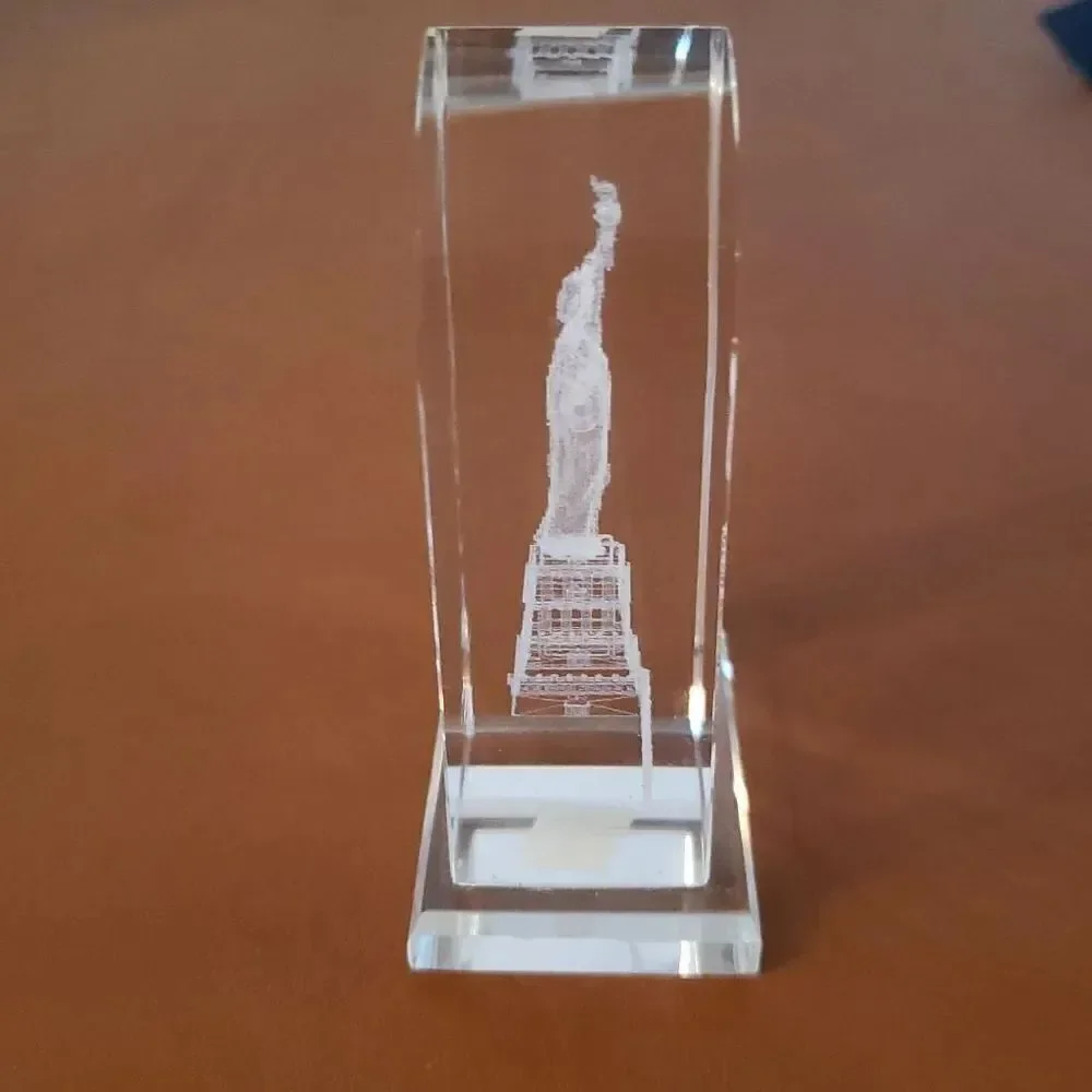 Vintage Laser Etched Crystal New York Statue of Liberty Paperweight with Case